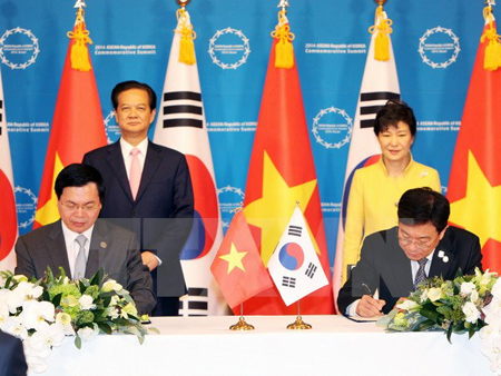 Thủ tướng Nguyễn Tấn Dũng và Tổng thống Hàn Quốc Park Geun-hye chứng kiến lễ ký Bản thỏa thuận kết thúc đàm phán Hiệp định thương mại tự do Việt Nam-Hàn Quốc.